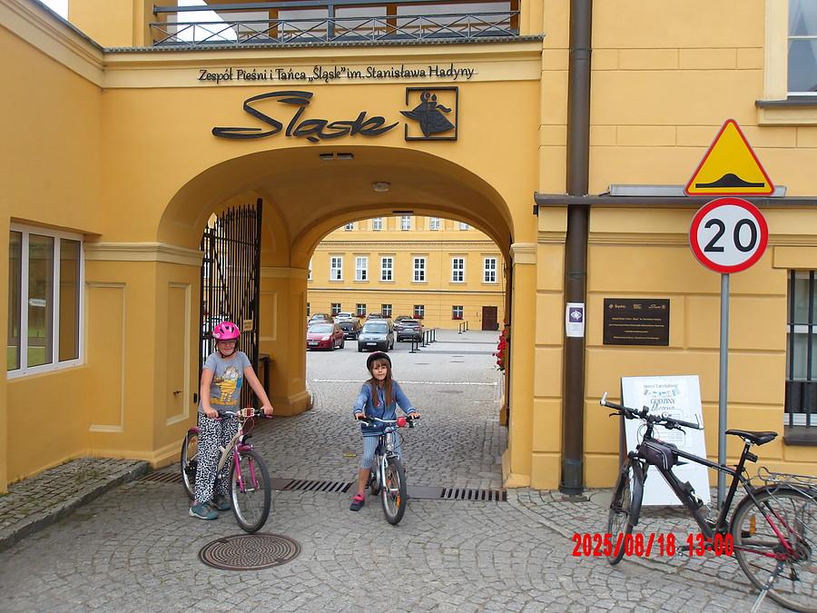 przed bramą pałacu - siedziby zespołu "Śląsk" w Koszęcinie