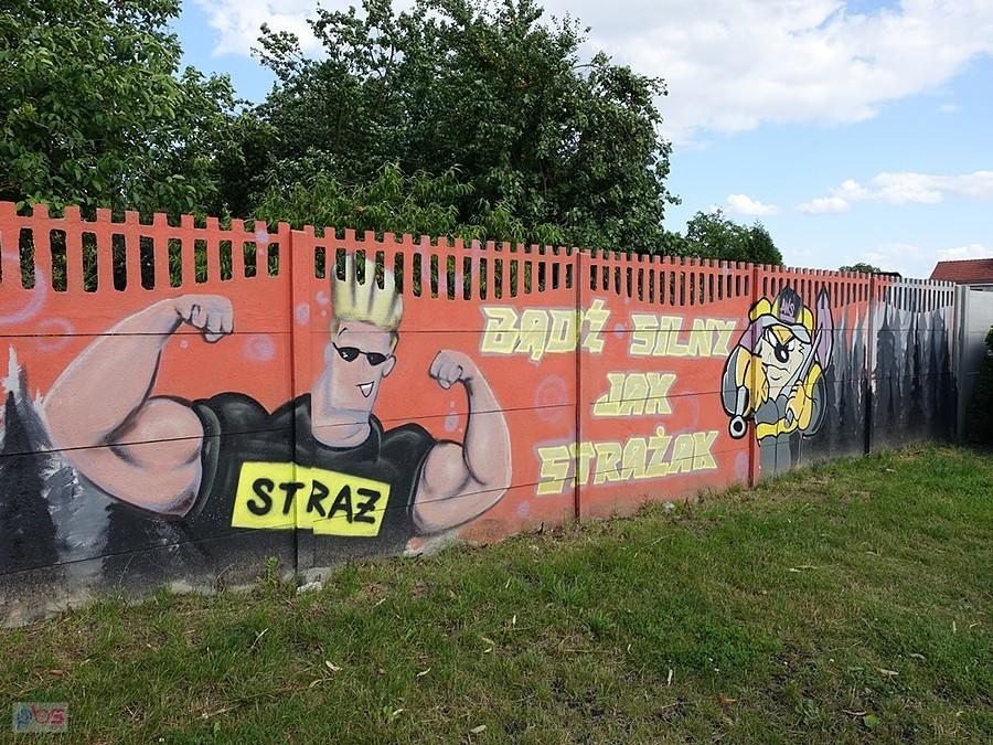 przy placu zabaw na Ostropie