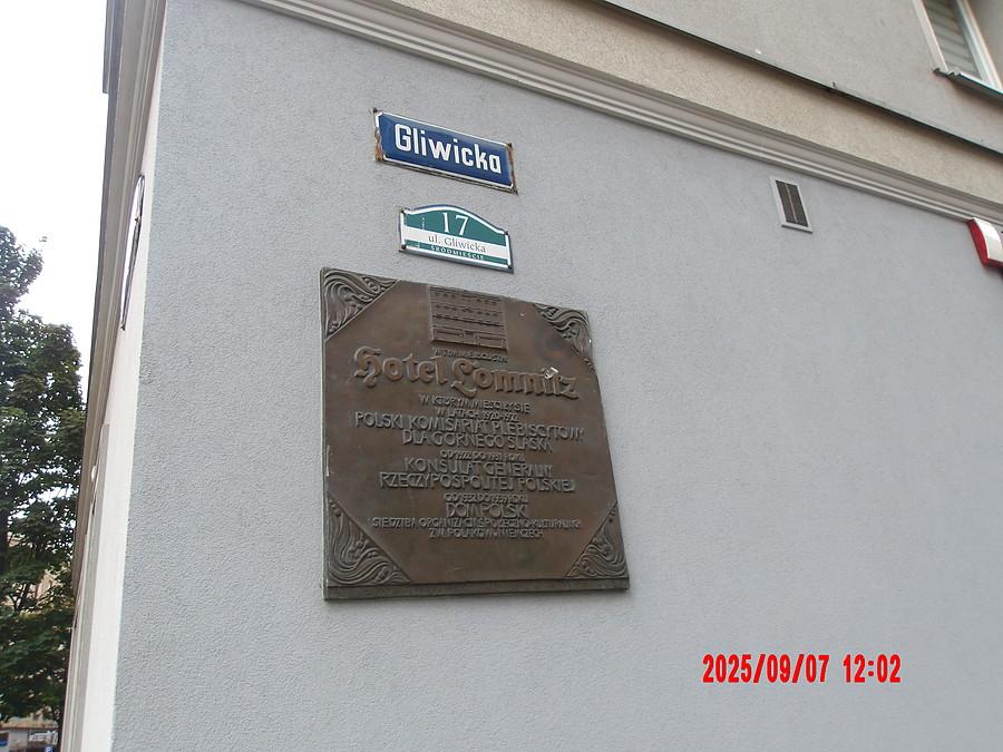 tablica na budynku znajdującym się w miejscu, gdzie znajdował się hotel Lomnitz - miejsce znaczące dla polskiej historii Bytomia w okresie międzywojennym