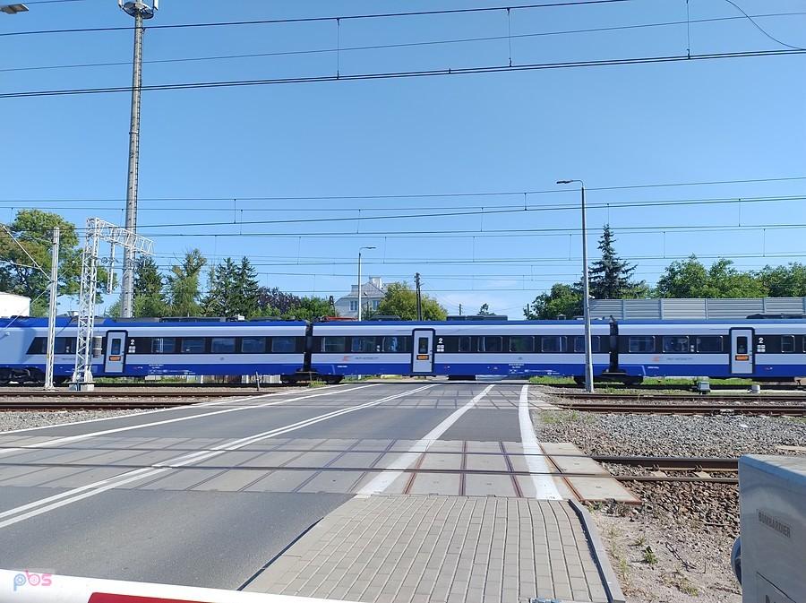Pociąg na przejeździe w Ożarowie Mazowieckim
