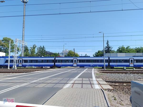 Pociąg na przejeździe w Ożarowie Mazowieckim