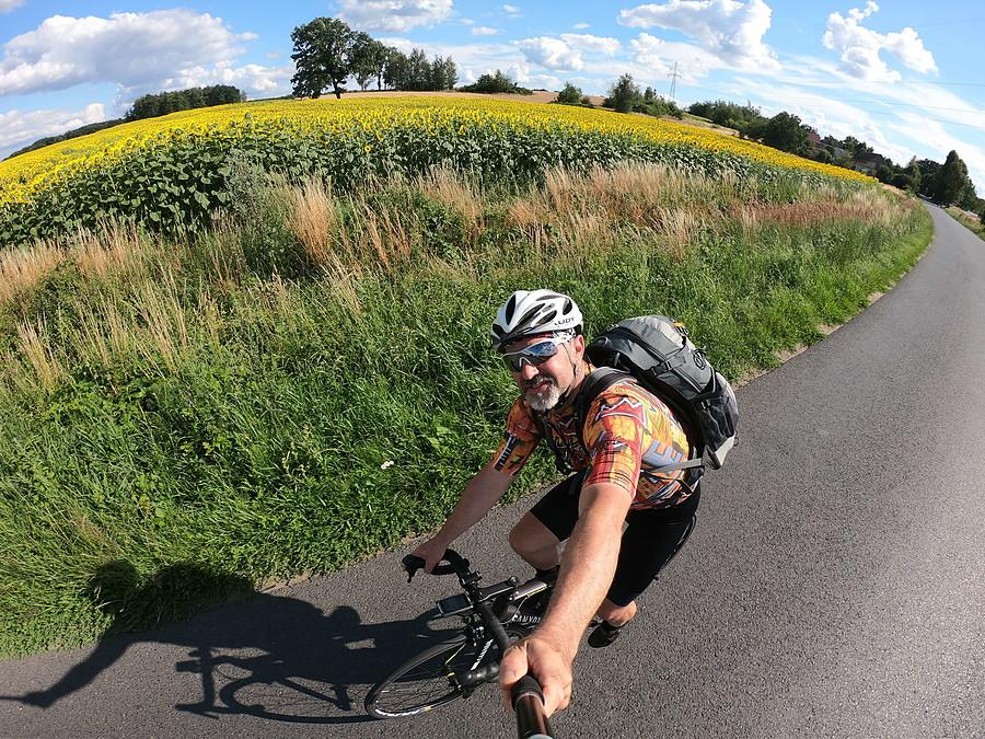 Jedyne ujęcie ze mną, z plecakiem i słonecznikami w tle