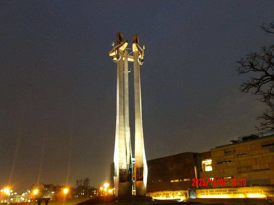 pomnik poległych stoczniowców przed brama stoczni w Gdańsku
