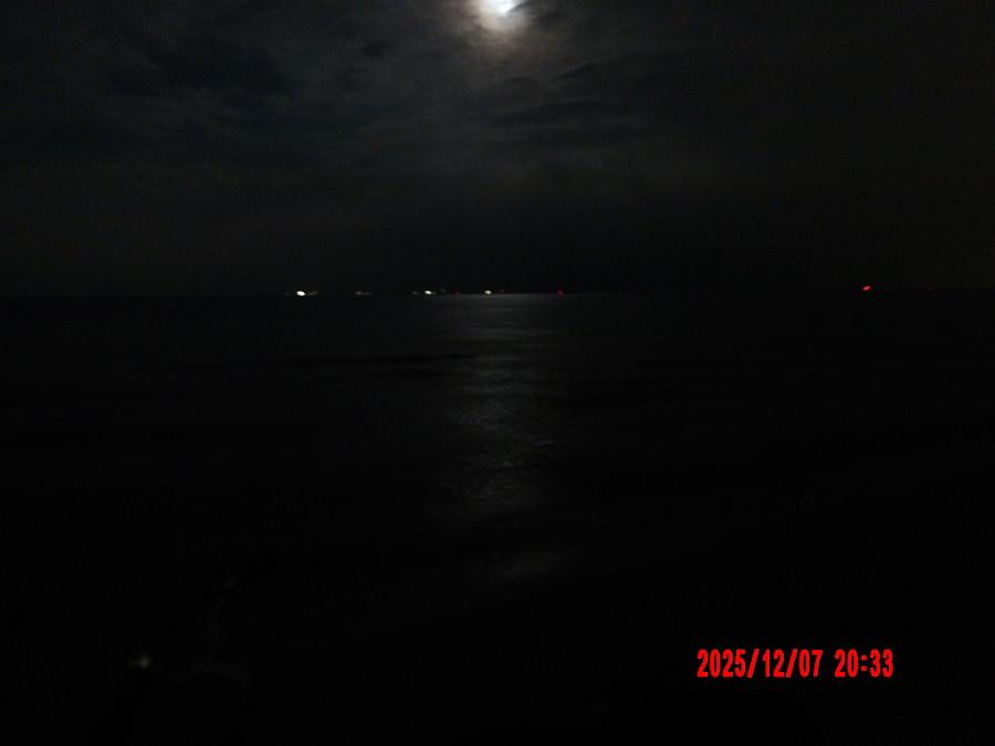 nad plażą w Sopocie zapadła grudniowa noc