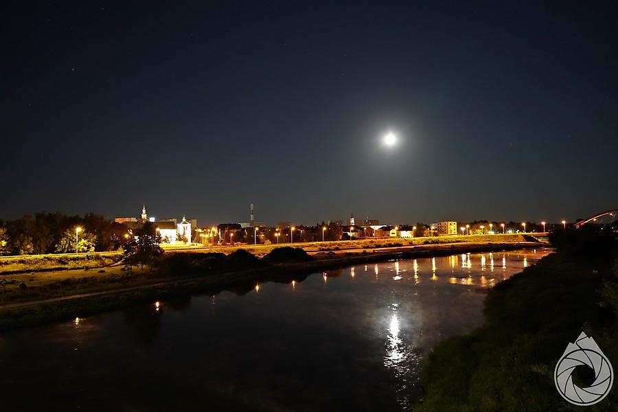 nocna Ostrołęka nad Narwią
