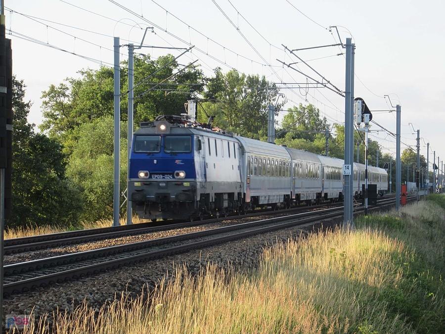 EP09-024 z IC Bosman relacji Wrocław Gł. - Kołobrzeg mija wrocławskie Świniary
