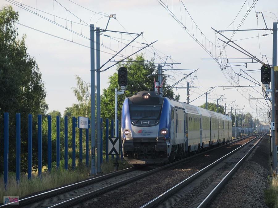 Newag Griffin EU160-077 z IC Merkury relacji Wrocław Gł. - Świnoujście mija wrocławskie Świniary