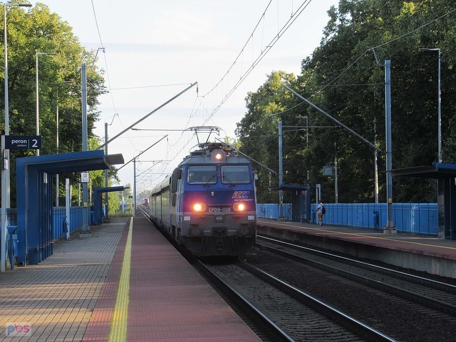 EP09-028 z IC Danubius relacji Poznań Gł. - Wien Hbf. mija przystanek Wrocław Świniary