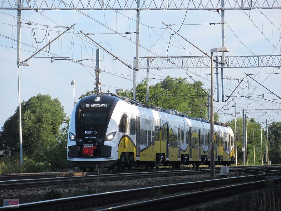 Pesa Elf2 48Wec-062 jako pociąg relacji Leszno - Wrocław Gł. wjeżdża na stację Wrocław Osobowice