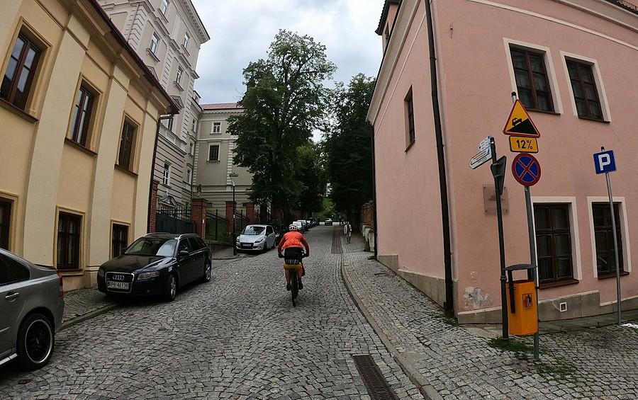 No, z wąskimi podjazdami tu lekko nie jest