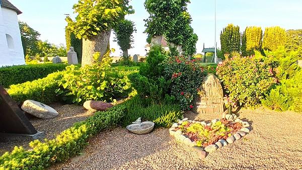 Jeden z nagrobków na cmentarzu w Olsker