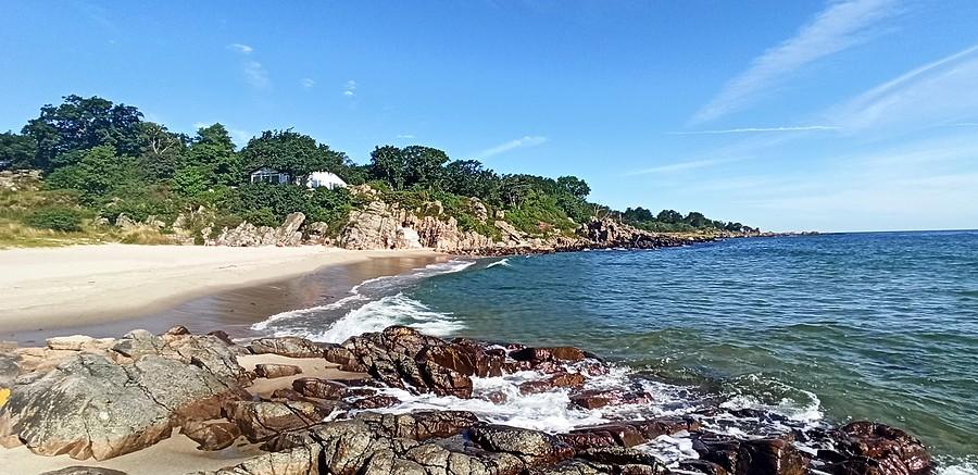 Urocza plaża na Bornholmie w miejscowości Sandkas