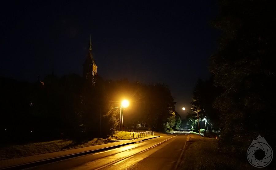 daleki księżyc przy kościele w Dobrzechowie