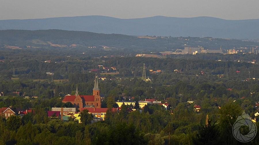 kościół odrzykoński i pasmo Magury Wątkowej w tle