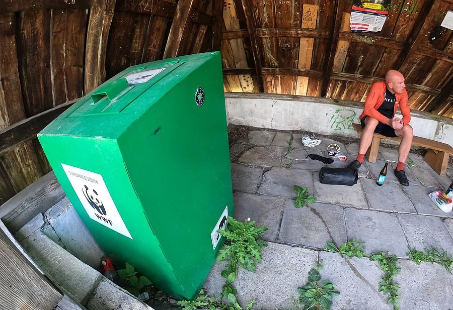 Ten metalowy kosz na śmieci to oczywista ochrona przed niedźwiedziami