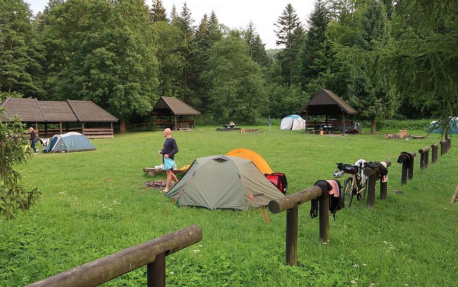 Za takie miejscówki na namioty pokochaliśmy Beskid Niski :)