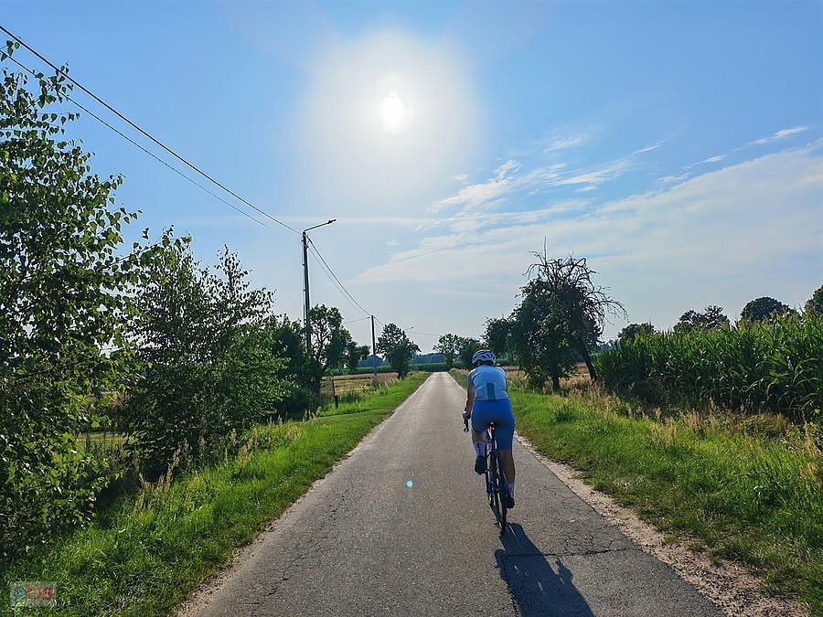 Rowerzysta na wiejskiej drodze