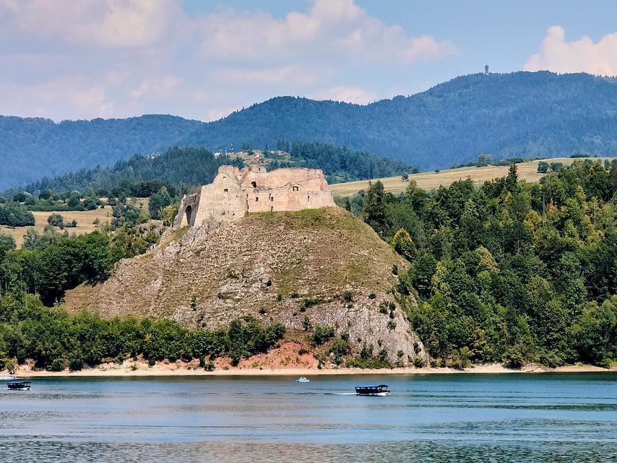 Zamek w Czorsztynie z przystani w Niedzicy.