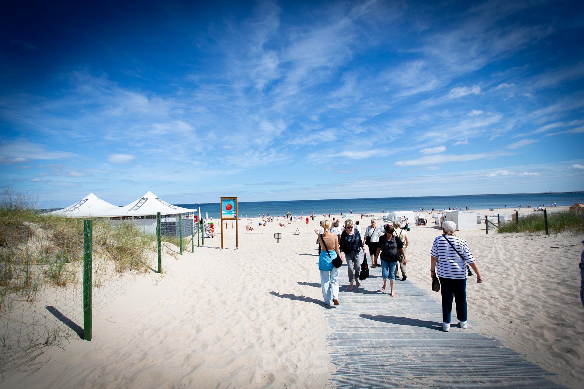 Plaża nad Bałtykiem - spacer w słoneczny dzień