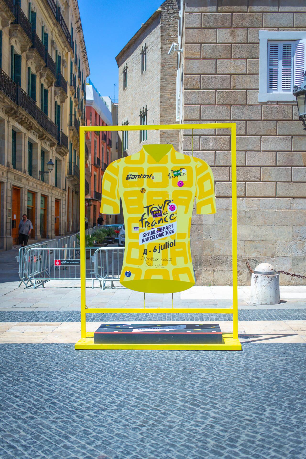 Żółta koszulka Tour de France na miejskiej wystawie