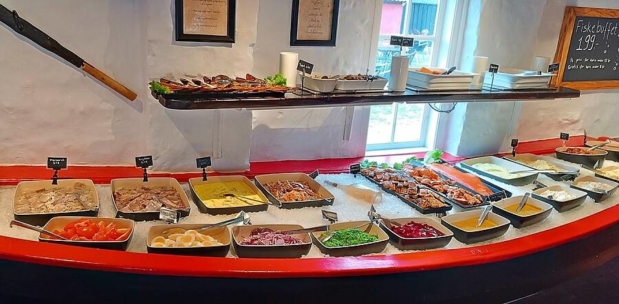 Fiske buffet. Bufet rybny w  wędzarni ryb w Hasle.