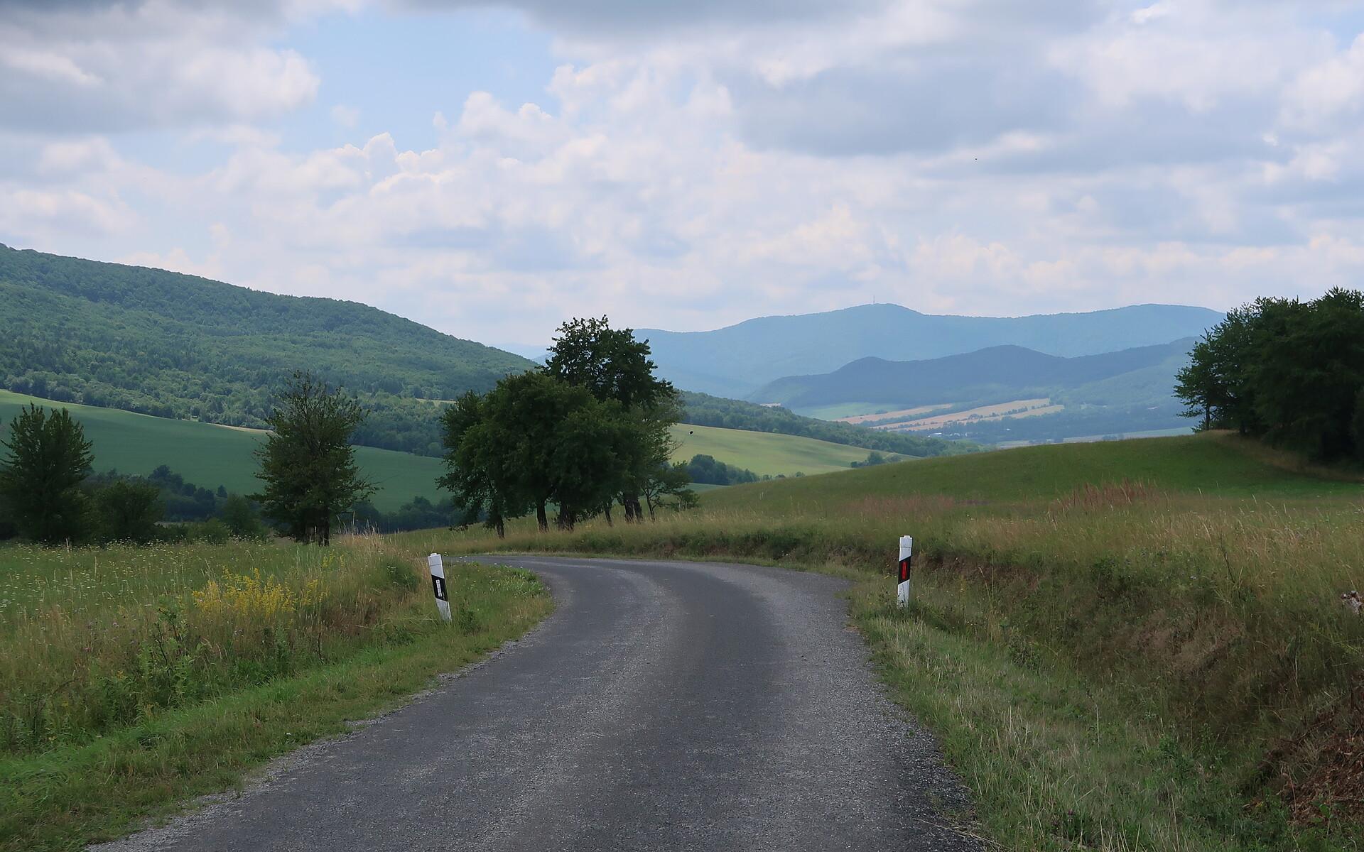 Zakręt drogi w zielonych wzgórzach