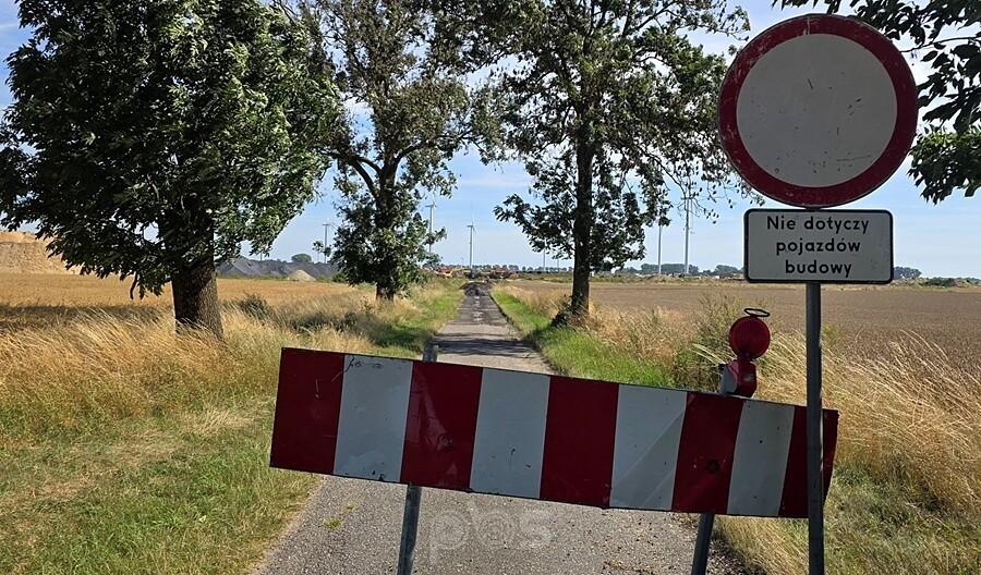 Droga polna zablokowana barierą