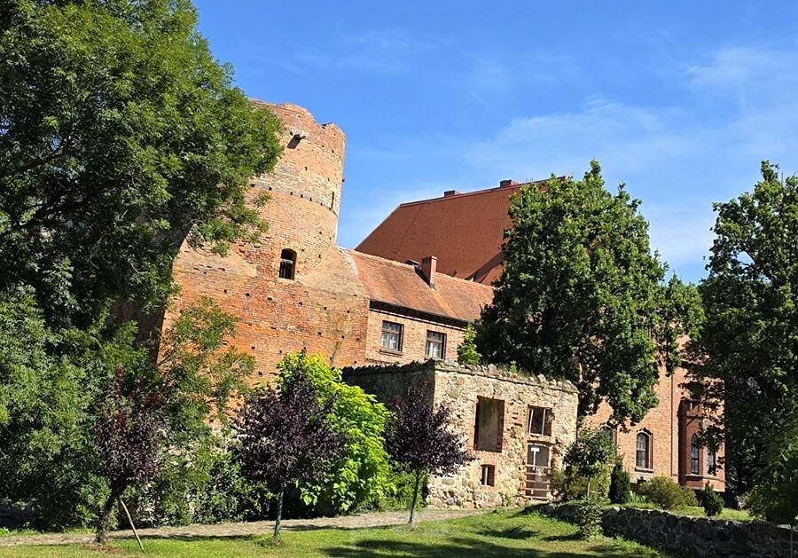 Pęzino (niem. Pansin) Zamek z XIV wieku