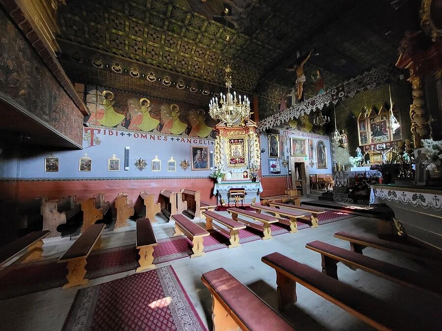 Wnętrze kościoła w Łopusznej