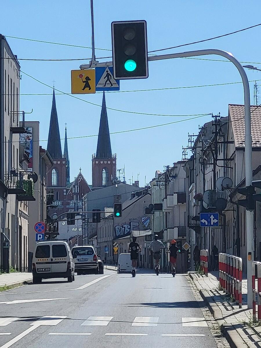 W Czewie też już zaczyna się panoszyć gówniarstwo na skuterach