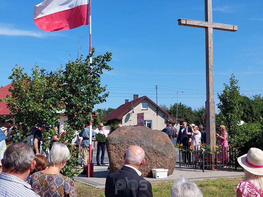 Składanie wieńców i kwiatów pod obeliskiem pamiątkowym