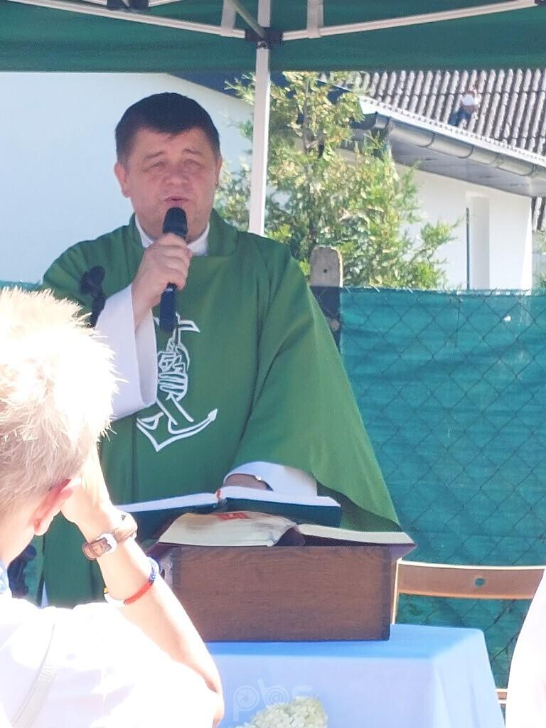 Ksiądz wygłasza kazanie na zewnątrz