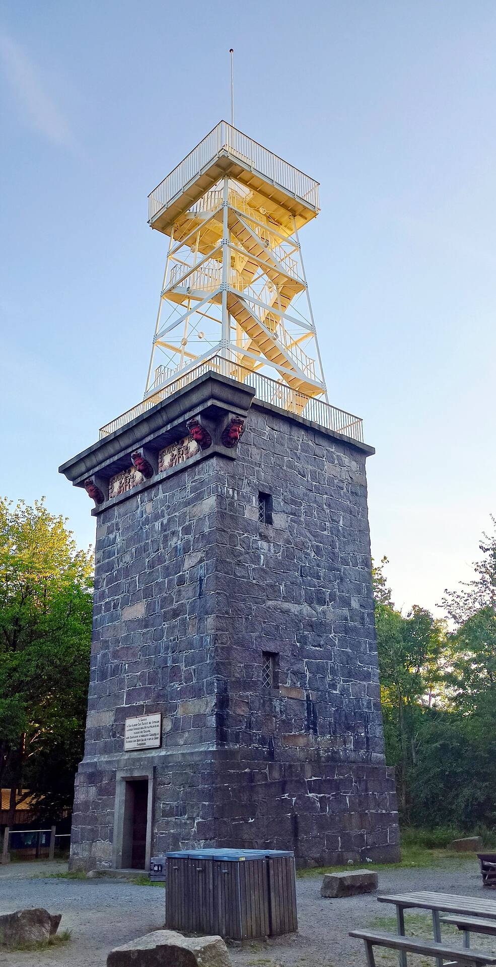 Wieża Królewska (1856 r.) w lesie Almidingen na najwyższym szczycie Bornholmu (162 m)