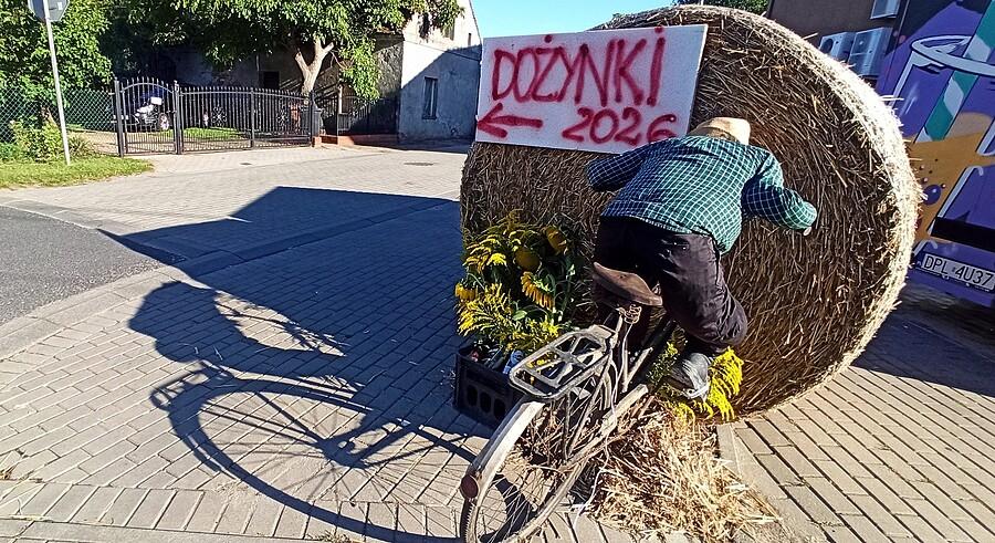 Rowerzysta w drodze na dożynki
