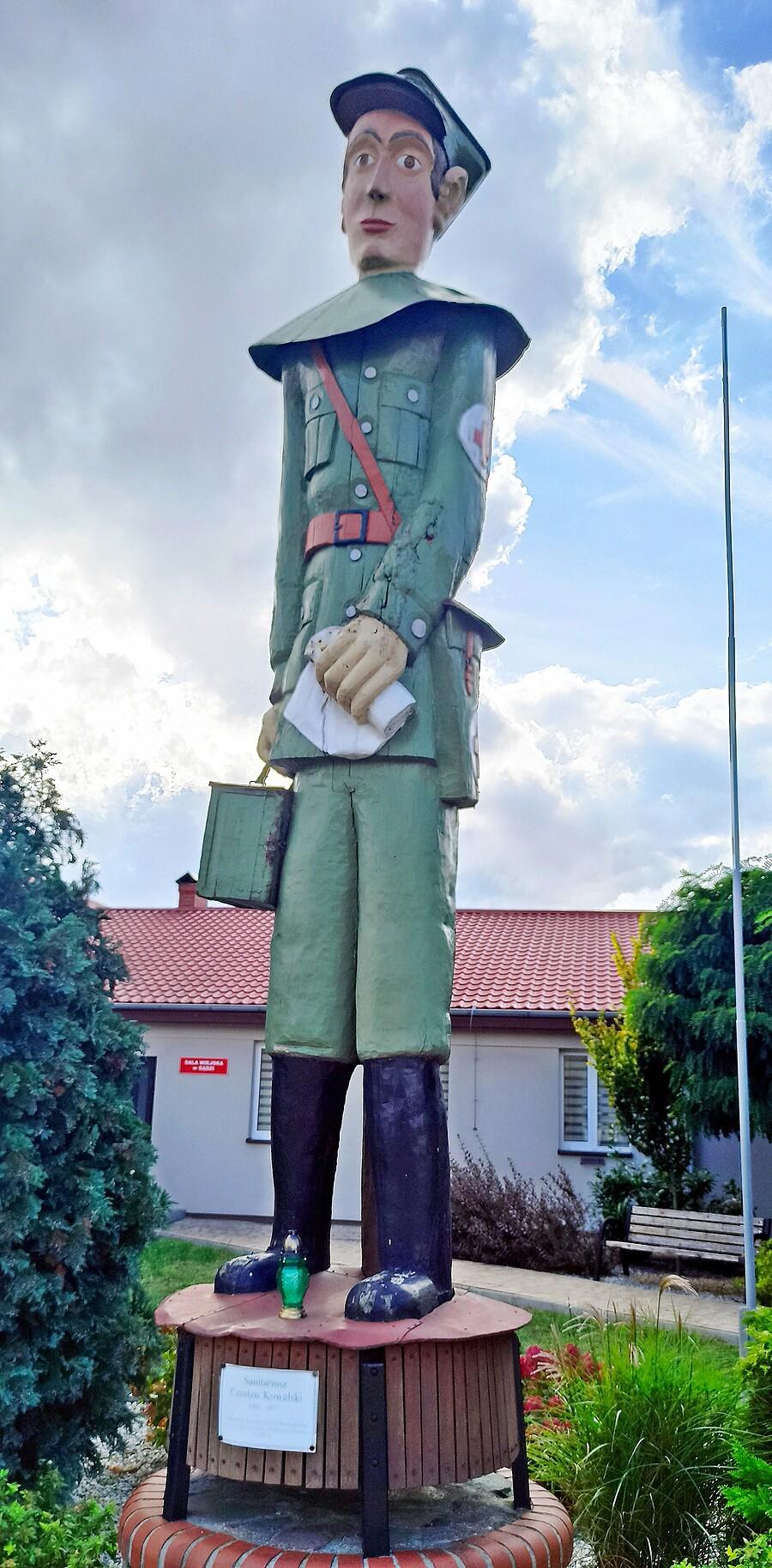 Pomnik sanitariusza w Sądzi