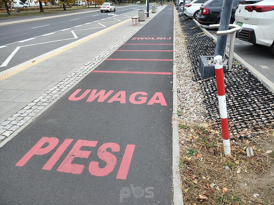 Zwolnij. Uwaga piesi. To do nas rowerzystów