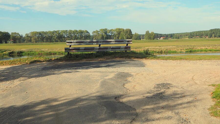 Ławka na skraju pola