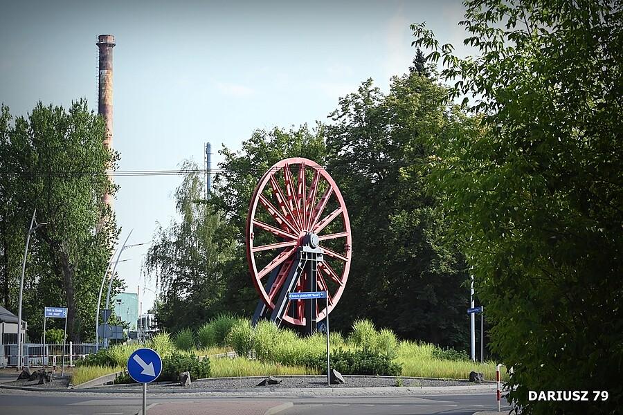 Czerwone koło w rondzie w Mysłowicach-Wesołej