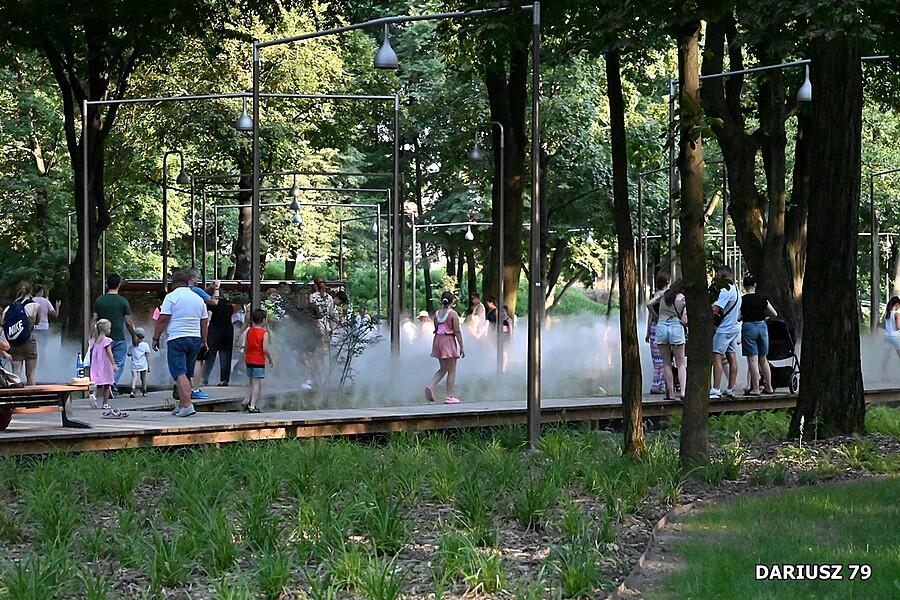 Oświęcim, park z mgłą na promenadzie