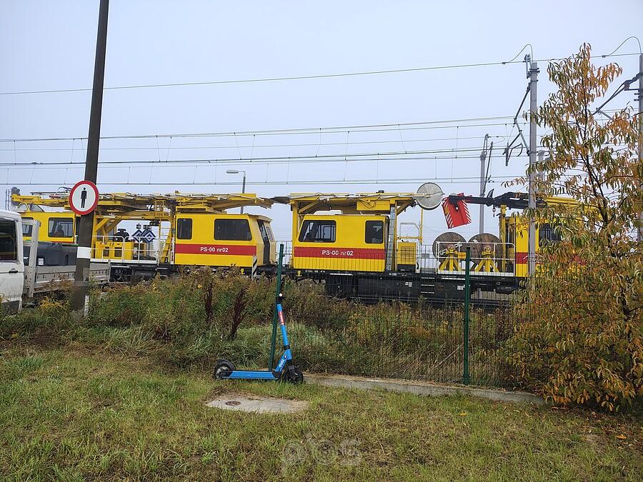 Pojazd szynowy na przystanku Warszawa Gołąbki