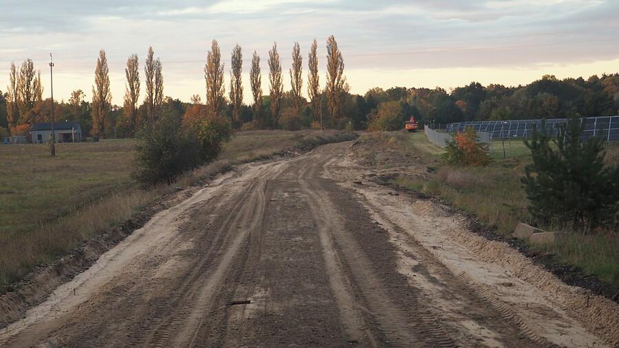 Droga gruntowa prowadząca do zabudowań w Murzynowie