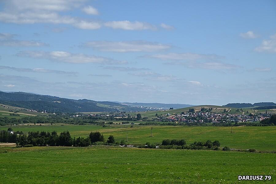Panorama wsi w dolinie