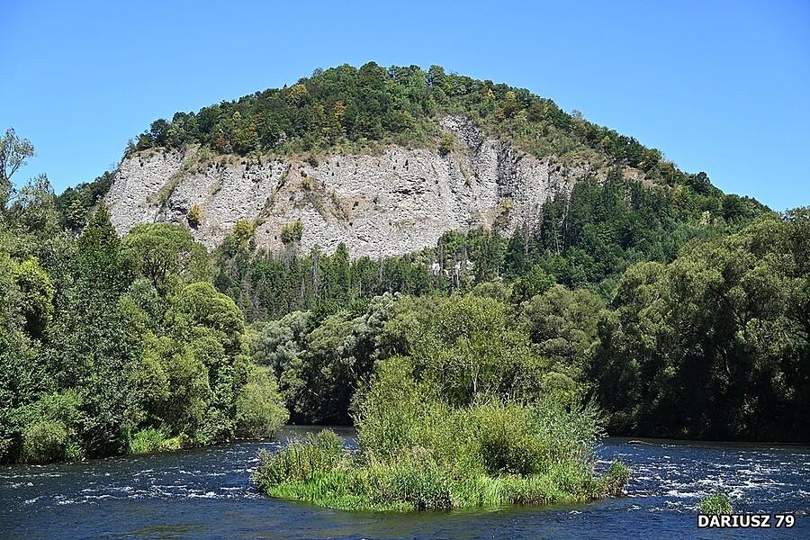 Krajobraz nad rzeką z wyspą i skalistym wzgórzem