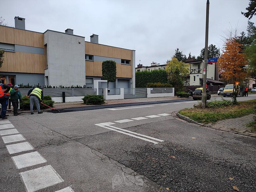 A na Grotach wylewają asfalt