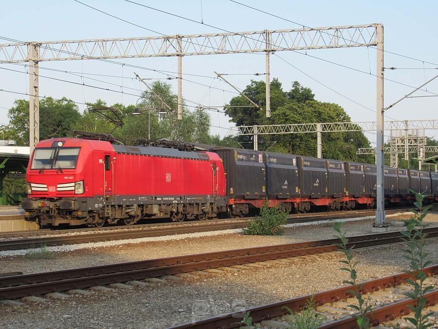 Siemens Vectron 193 387 przejeżdża przez stację Wrocław Leśnica